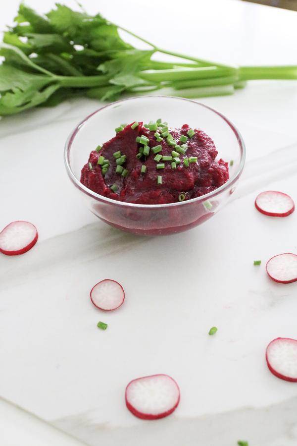 Hummus de remolacha. Mezcla en una batidora una <a href="https://www.abc.es/bienestar/alimentacion/abci-remolacha-201910071031_noticia.html" target="_blank">remolacha</a> cocida, dos cucharadas de tahin, un chorrito de limón, comino, sal al gusto y garbanzos cocidos hasta tener una consistencia deseada. Servir con crudités de zanahoria, crackers o regañás. También se puede espolvorear con semillas de sésamo negro para decorar.