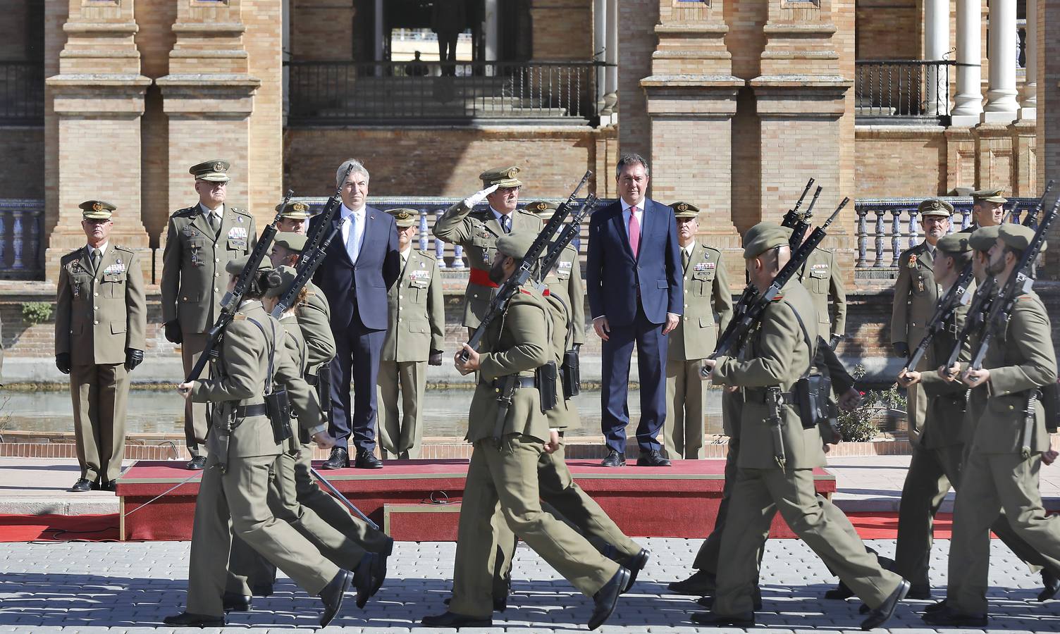 La despedida del teniente general Gómez de Salazar en la Plaza de España