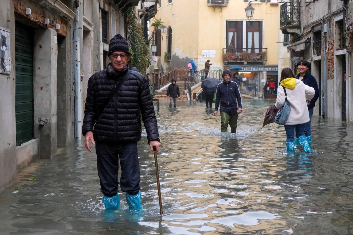 Venecia sufre su peor inundación desde 1966, con una subida de las aguas de hasta 187 centímetros. 
