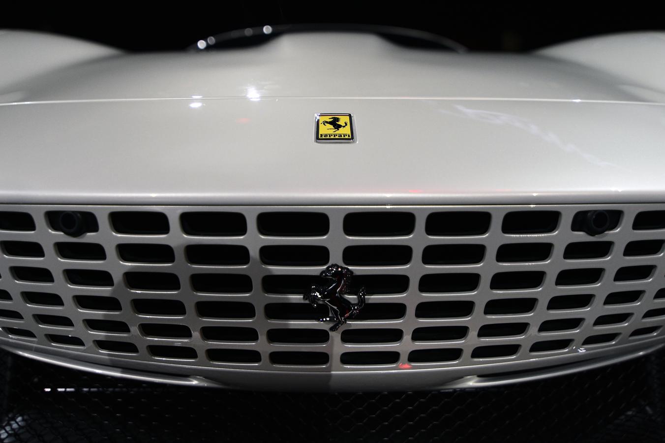 Ferrari ha desvelado su nuevo modelo coupé Roma, que puede superar los 320 kilómetros por hora de velocidad punta. 