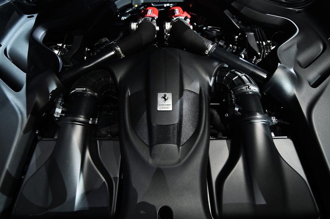 Ferrari ha equipado este vehículo con una mecánica V8 de 3.9 litros que está asociada a una transmisión automática de doble embrague de ocho velocidades, que fue presentada por primera vez con el SF90 Stradale. 