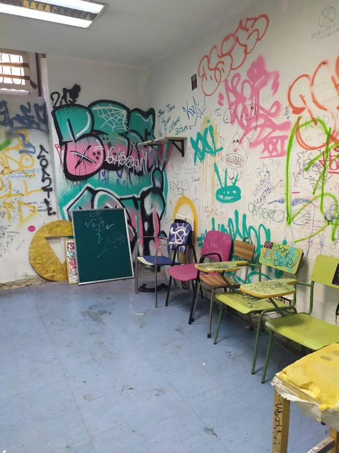 Suciedad, grafitis y alcohol: así era La Ingobernable por dentro