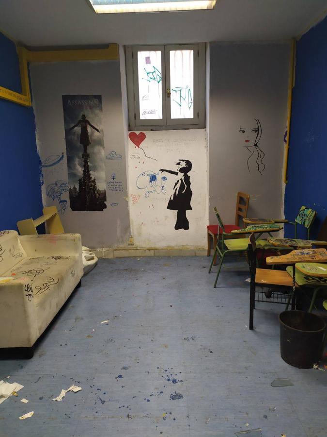 Suciedad, grafitis y alcohol: así era La Ingobernable por dentro