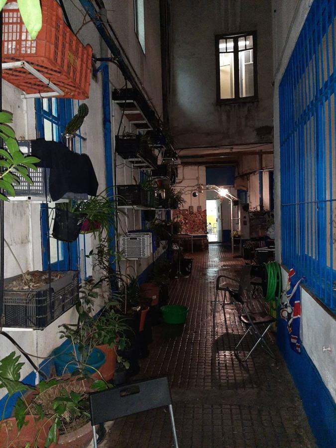 Suciedad, grafitis y alcohol: así era La Ingobernable por dentro