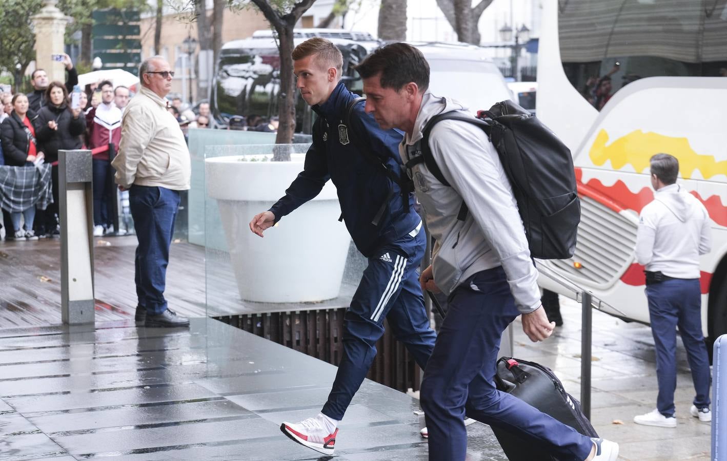 FOTOS: La lluvia no impide un cálido recibimiento a la selección española en Cádiz