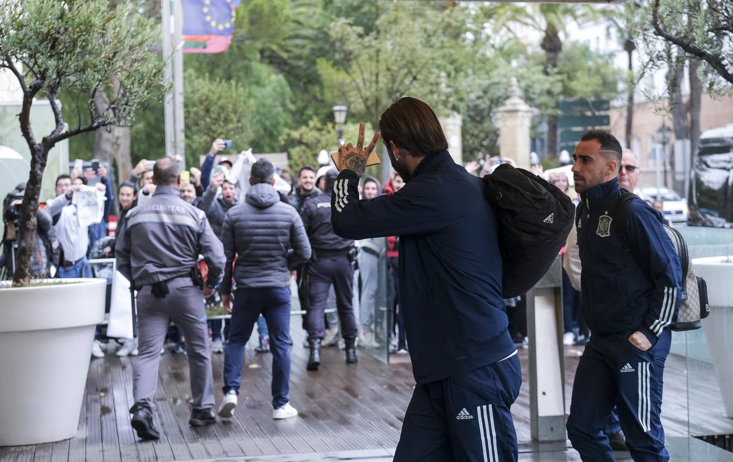 FOTOS: La lluvia no impide un cálido recibimiento a la selección española en Cádiz