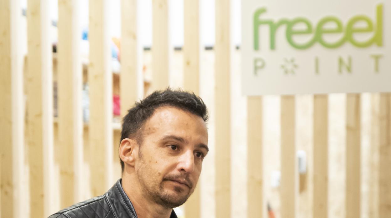 Alejandro Amenábar y otros famosos en la inauguración de la tienda Freeel en Madrid