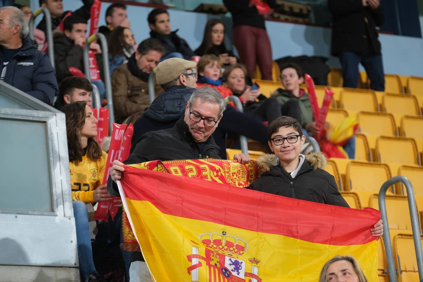 FOTOS: Búscate. Las gradas de Carranza se llenan de banderas de España