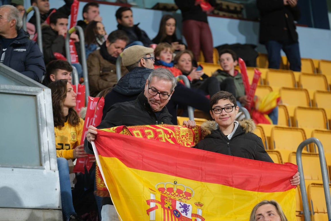 FOTOS: Búscate. Las gradas de Carranza se llenan de banderas de España