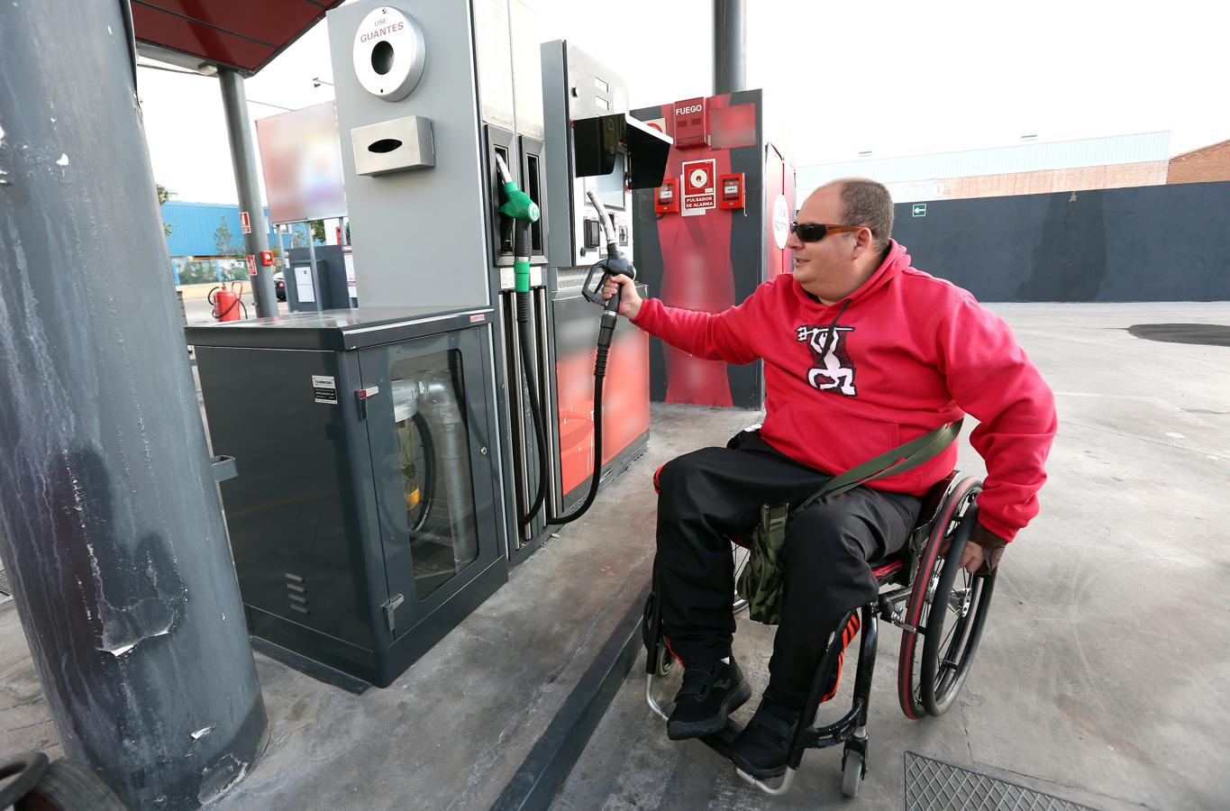 Doce minutos para echar combustible: así fue el reto de Antonio en una gasolinera desatendida