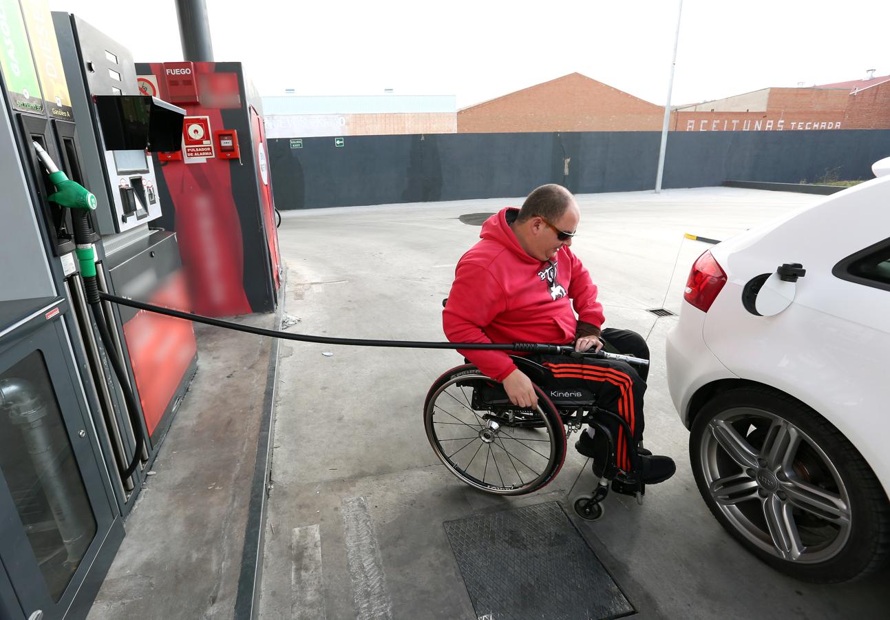 Doce minutos para echar combustible: así fue el reto de Antonio en una gasolinera desatendida