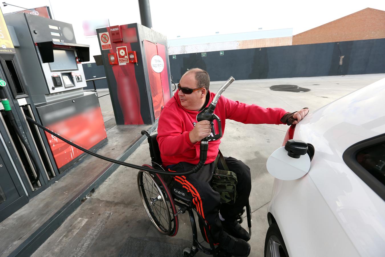 Doce minutos para echar combustible: así fue el reto de Antonio en una gasolinera desatendida