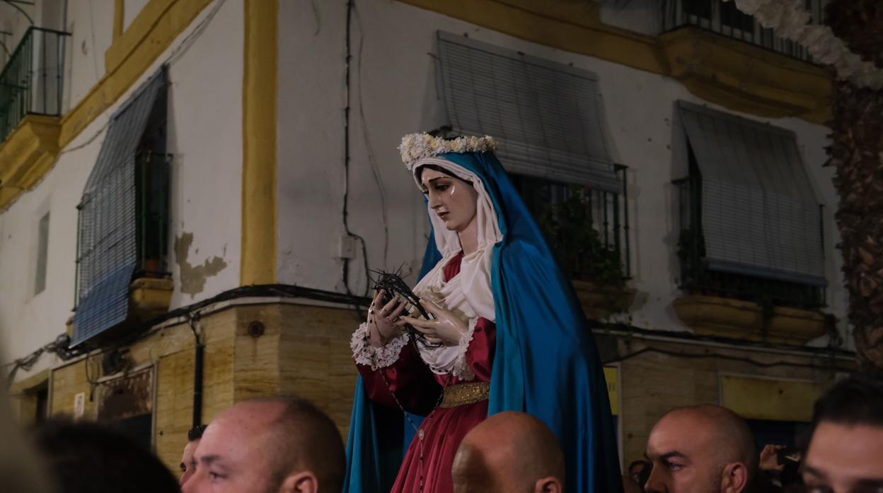 Fotos: La Virgen de las Penas, por las calles de La Viña