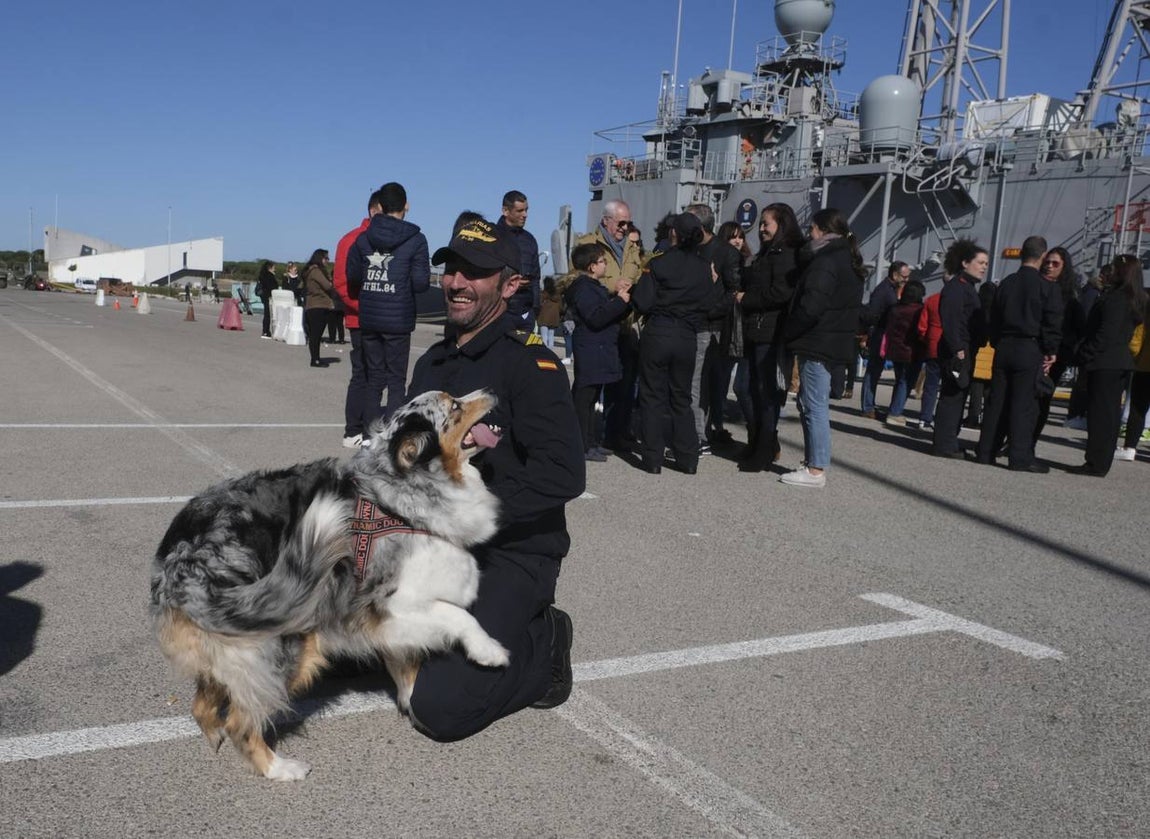 Emotivo recibimiento de la  Canarias en Rota