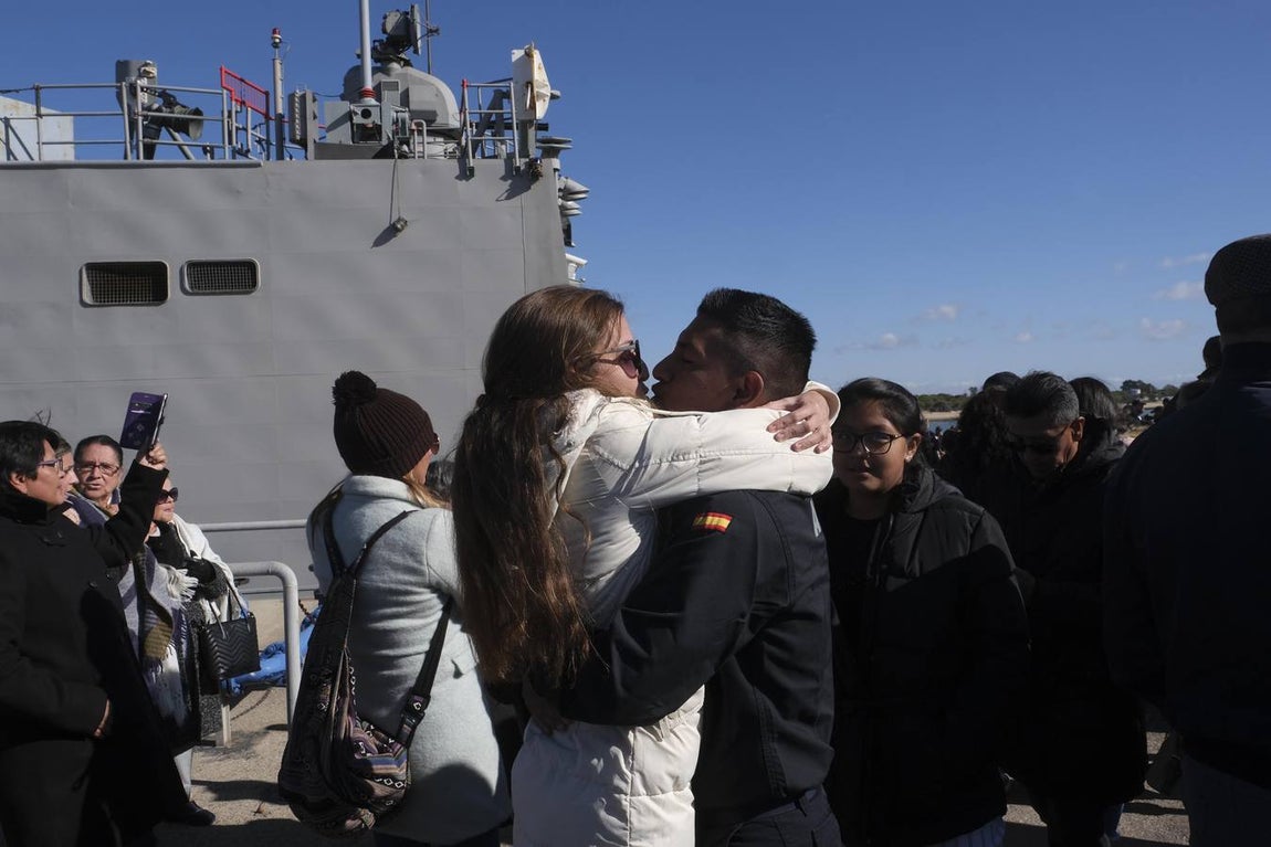 Emotivo recibimiento de la  Canarias en Rota