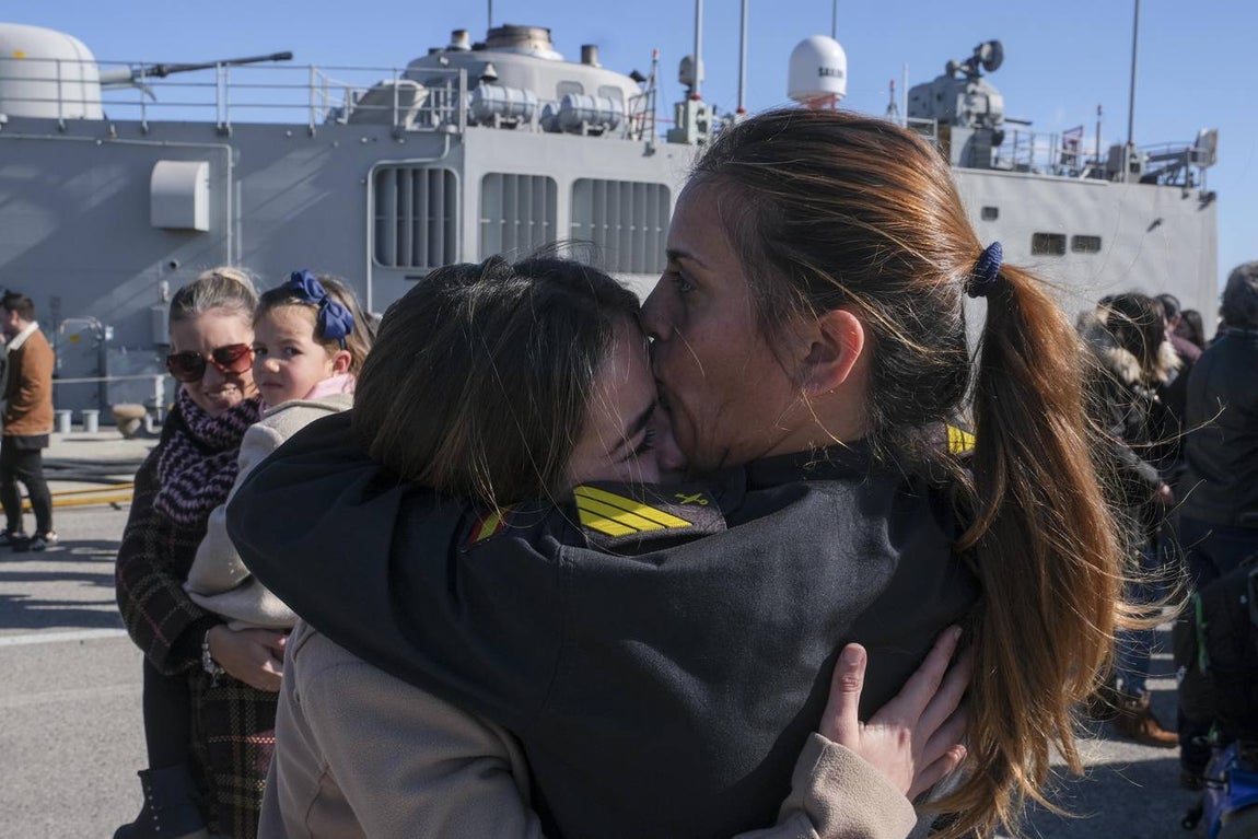 Emotivo recibimiento de la  Canarias en Rota