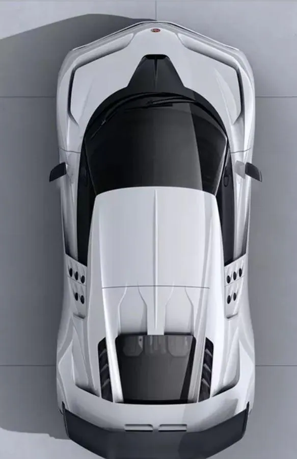 Bugatti Centodieci. Su color blanco también es un guiñó a los coches clásicos de la marca de Molsheim, es un contraste con el legendario "La Voiture Noire". Recuerda a los Bugatti históricos en muchos más detalles: paragolpes con tres planos, herradura muy baja, la zona inferior de las puertas y a tapa motor transparente