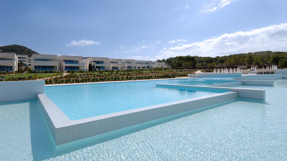 Ubanización en Ibiza. La urbanización de la que forma parte el apartamento de David Villa tiene su propio Beach Club,  una zona de aguas cristalinas rodeada de espacios ajardinados  que comparte con otros futbolistas como Fernándo Hierro y Zidane, que también apostaron por comprarse una propiedad en la finca