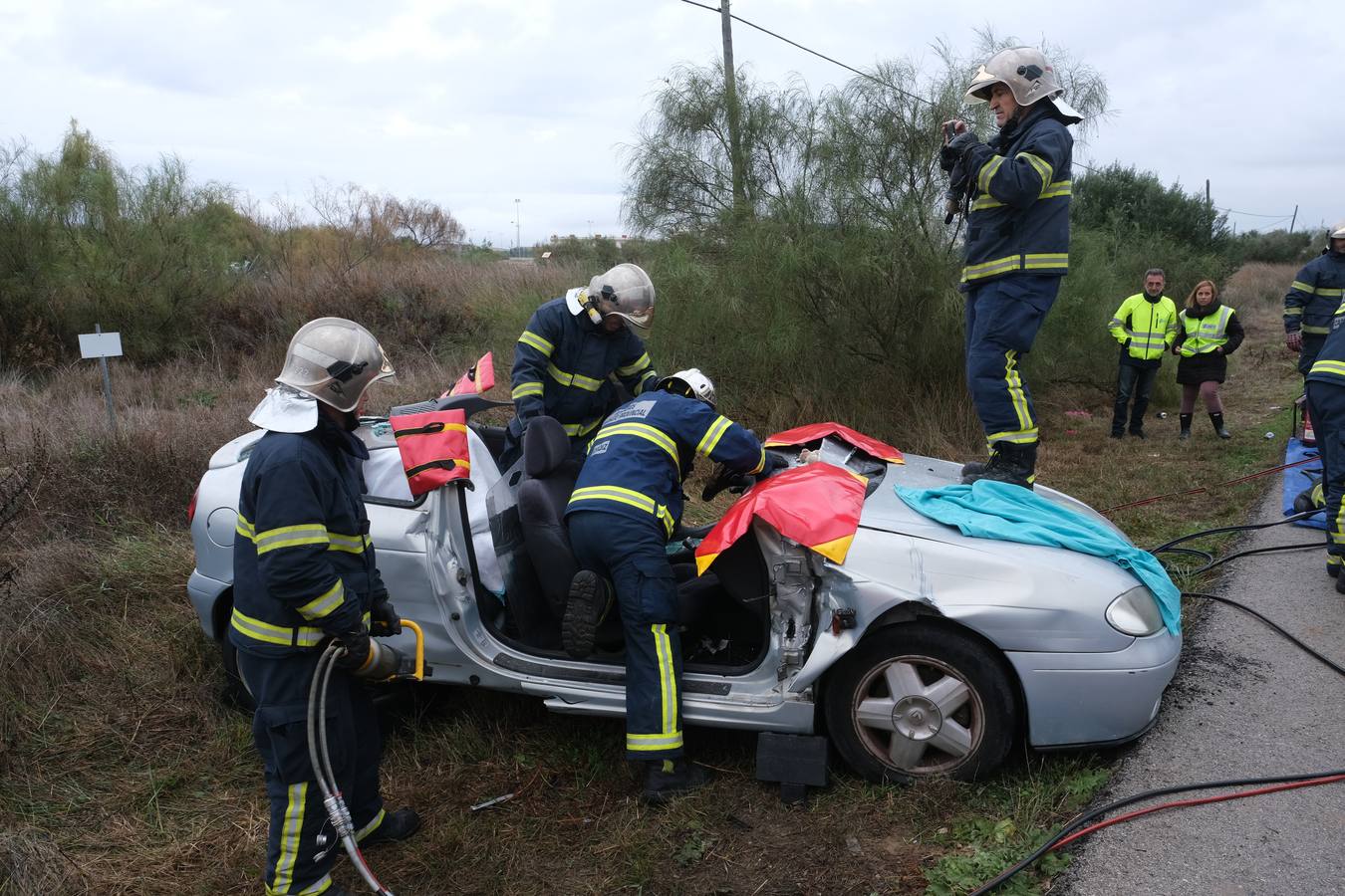 FOTOS: Simulacro de la explosión en una planta de hidrocarburos en la carretera de Rota