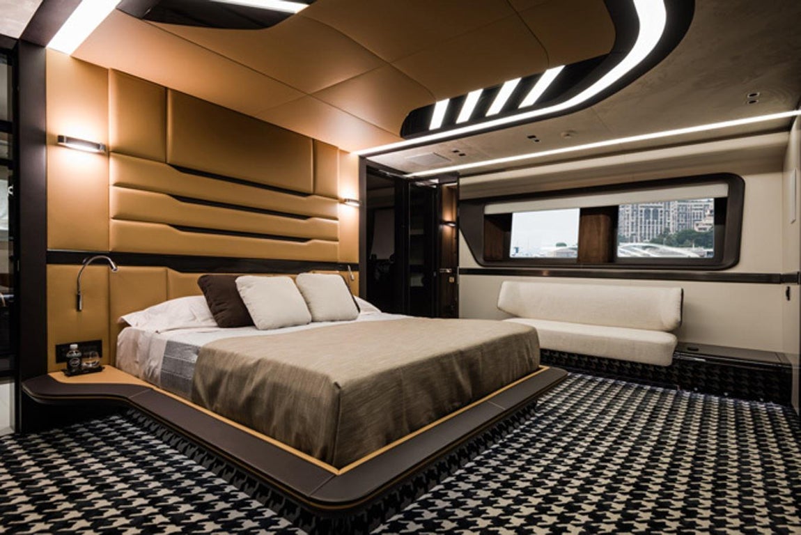 GTT 115. Durante la navegación reducen la posibilidad de vuelco hasta en un 85%, en un 60% cuando está fondeado el GTT 115, que presenta de los más optimizados mantenimientos de rumbo del mercado. Los innovadores generadores Fischer Panda iSeries utilizan tecnología de velocidad variable, que permite que la velocidad del motor se ajuste de acuerdo con la carga eléctrica y la potencia consumida. A su vez, ofrecen emisiones más limpias, menor consumo de combustible y en términos generales son más económicos de usar