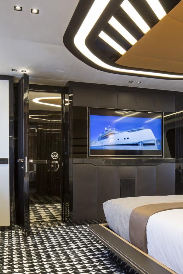 GTT 115. El conjunto es el fruto del esfuerzo de varias empresas involucradas en el proyecto. Por un lado el del astillero, que se encuentra en el puerto de Viareggio, en la costa toscana. El redondeado casco de aluminio es obra del estudio de arquitectura naval holandés Vripack, que ha conseguido que brinde una resistencia y un consumo de combustible notablemente bajos, a la vez que consigue que la embarcación sea capaz de alcanzar altas velocidades (21 nudos de velocidad máxima)