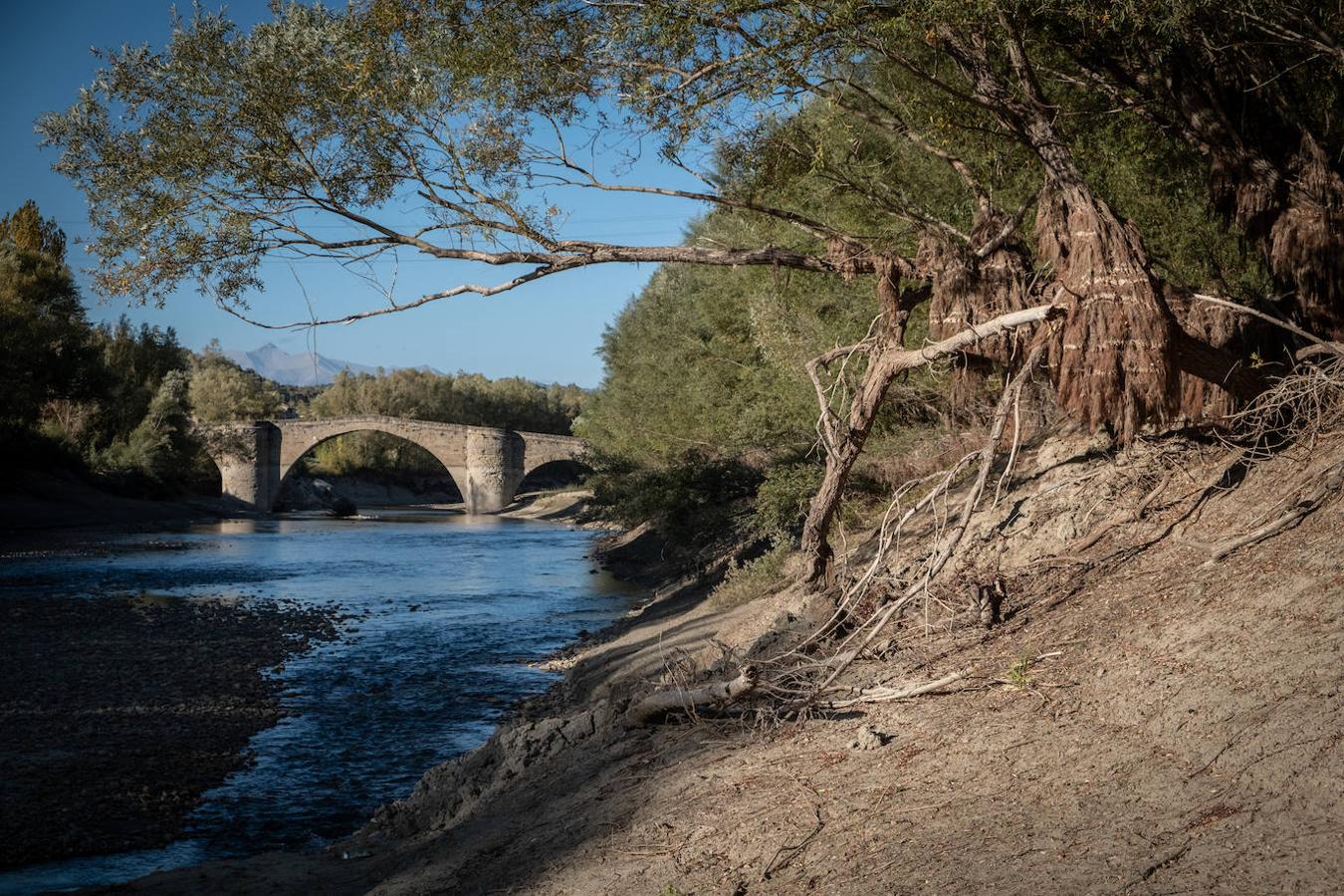 Los embalses al pie del Pirineo aragonés están prácticamente vacíos.Tras meses sin lluvias y una intensa campaña de riegos, los ecosistemas fluviales de la zona están en peligro. 