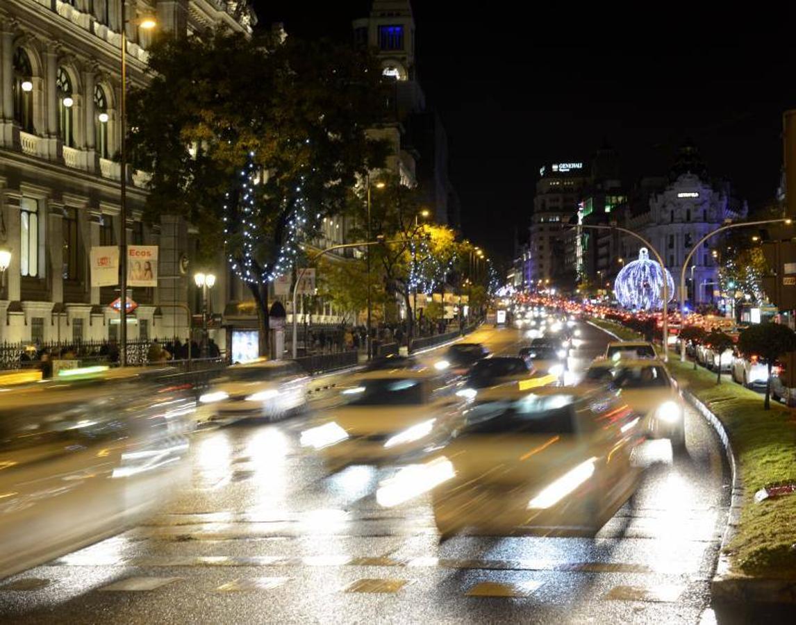 4. Aspecto de la calle de Alcalá, esta tarde, tras el encendido de las luces de Navidad