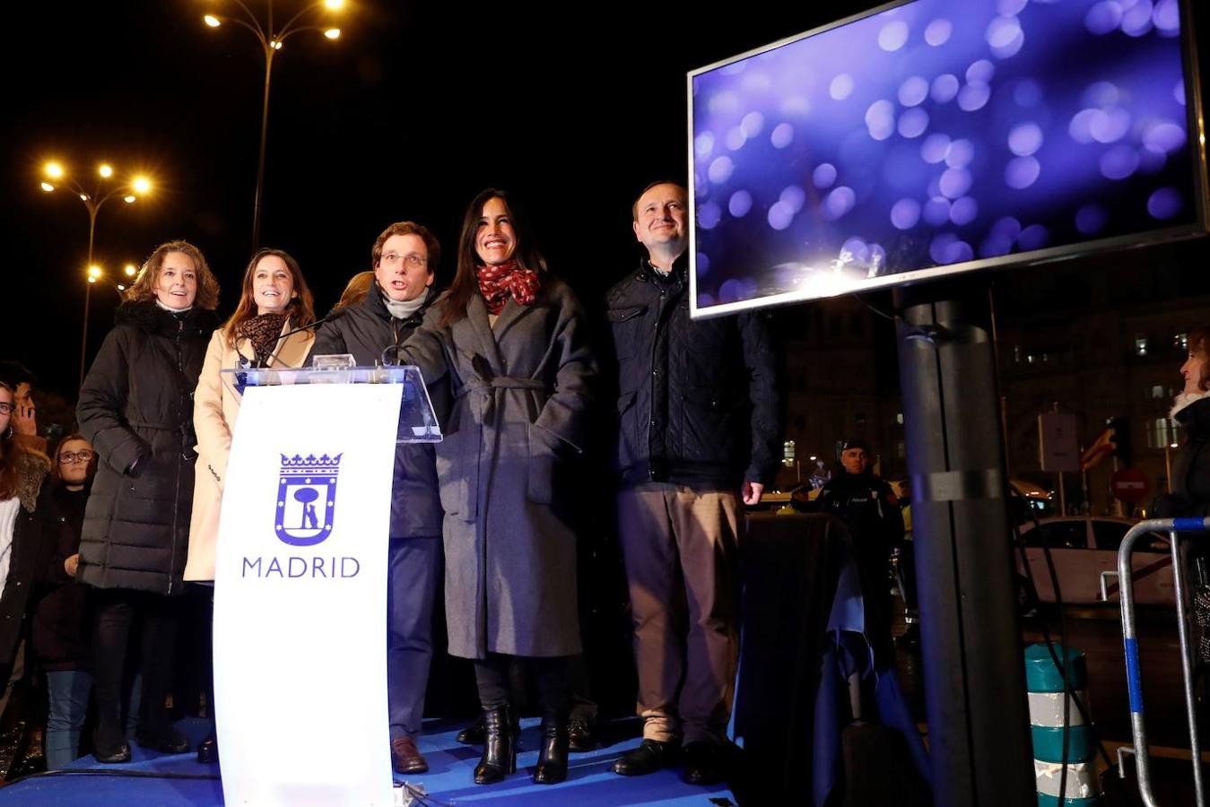 7. El alcalde de Madrid, José Luis Martínez-Almeida, y la vicealcaldesa Begoña Villacis, durante el encendido de las luces de Navidad