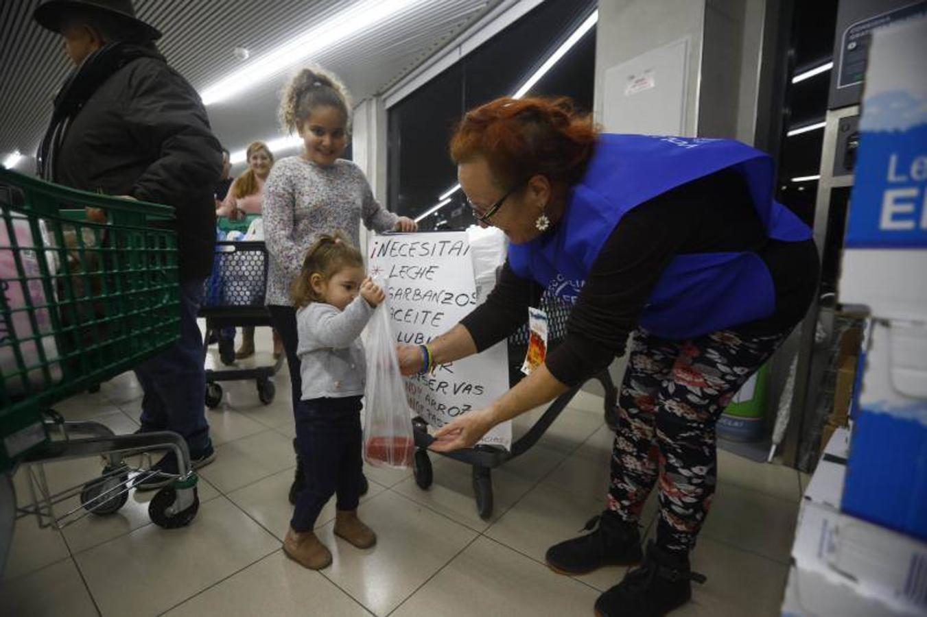 La campaña de recogida del Banco de Alimentos de Córdoba, en imágenes