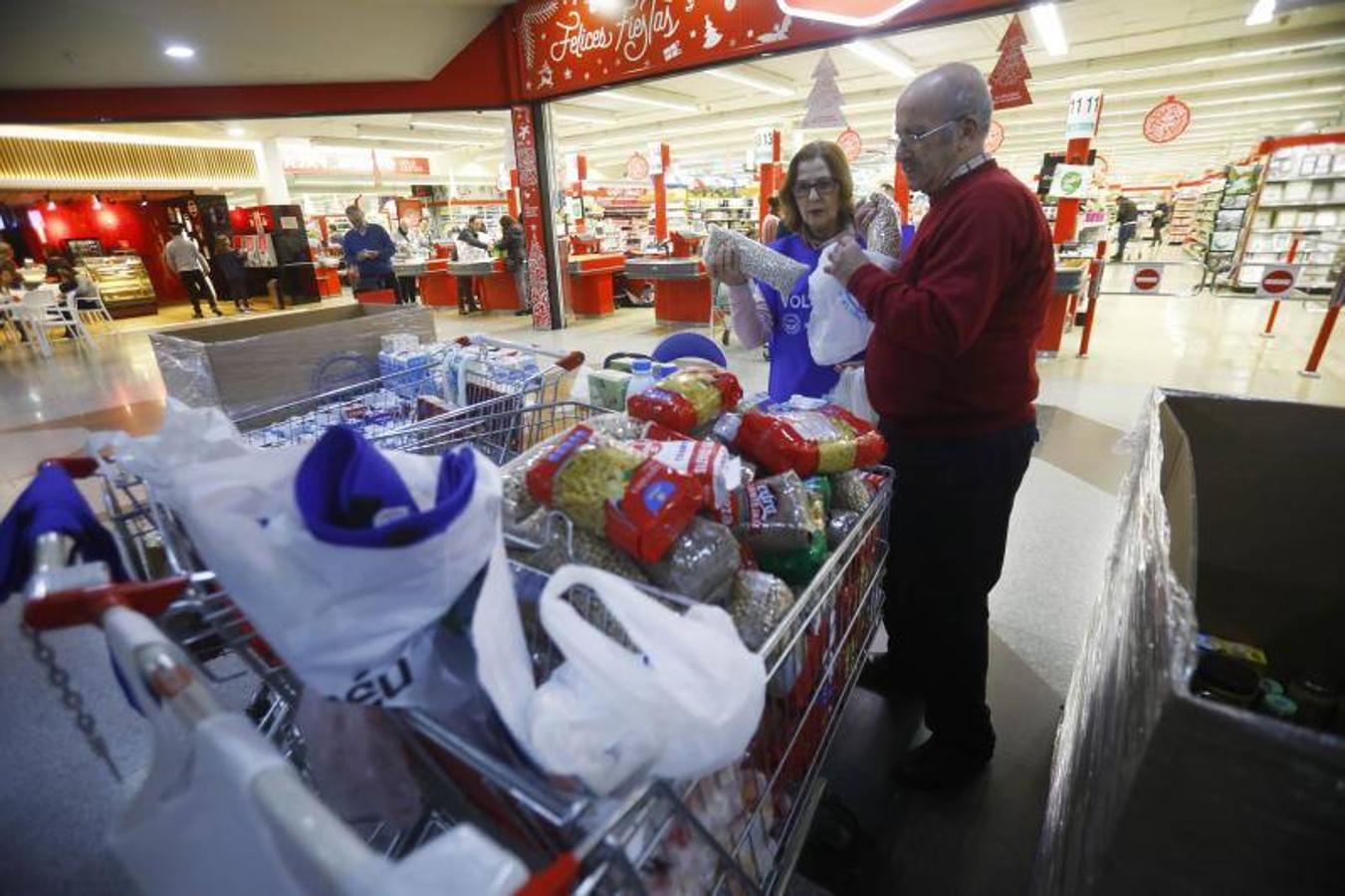 La campaña de recogida del Banco de Alimentos de Córdoba, en imágenes