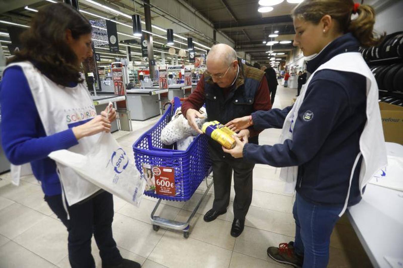 La campaña de recogida del Banco de Alimentos de Córdoba, en imágenes