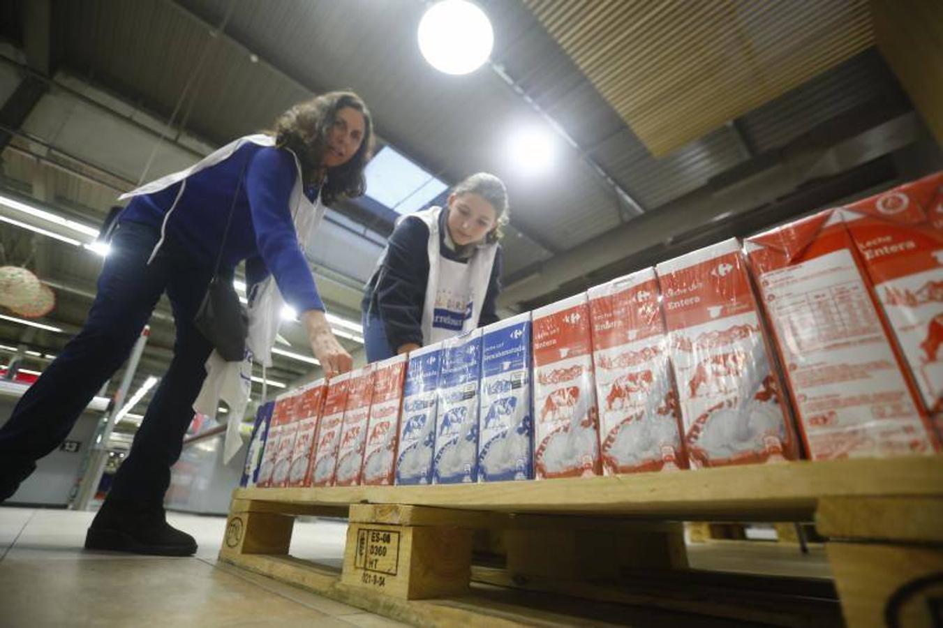 La campaña de recogida del Banco de Alimentos de Córdoba, en imágenes