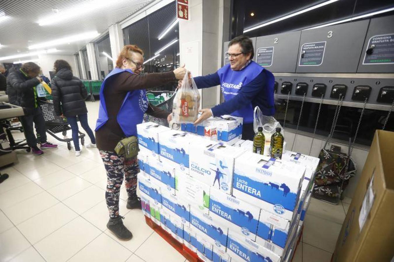 La campaña de recogida del Banco de Alimentos de Córdoba, en imágenes