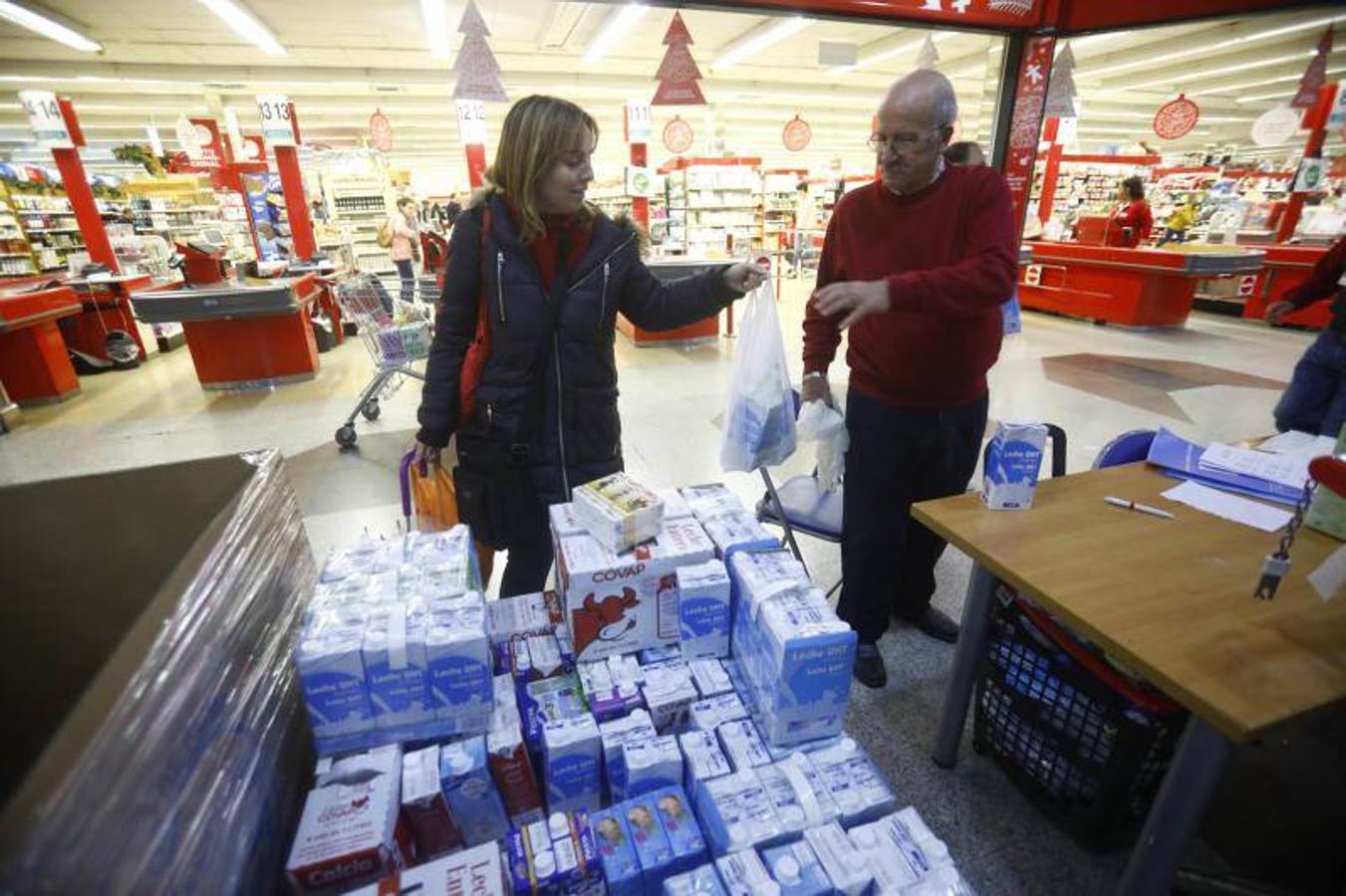 La campaña de recogida del Banco de Alimentos de Córdoba, en imágenes