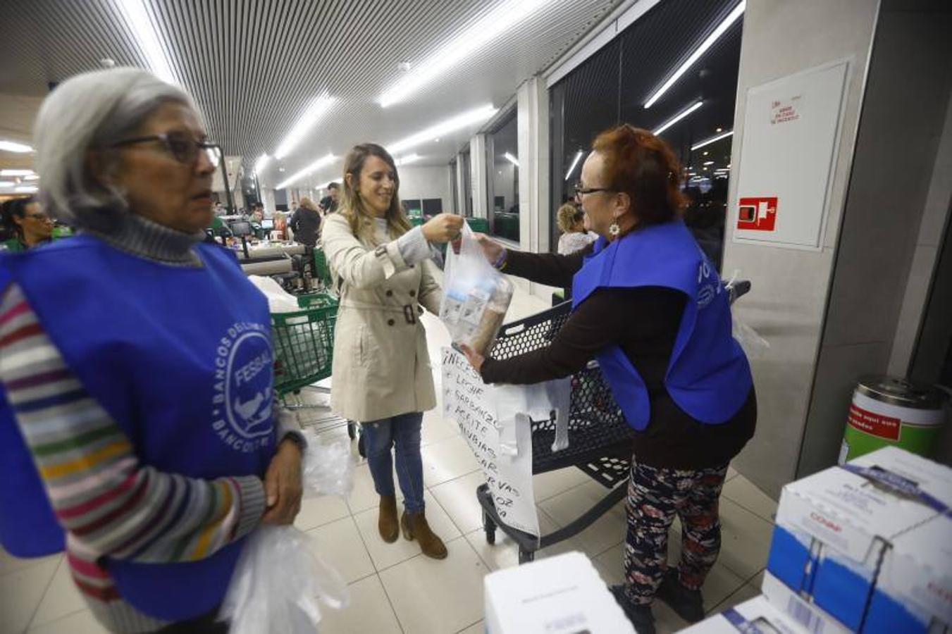 La campaña de recogida del Banco de Alimentos de Córdoba, en imágenes