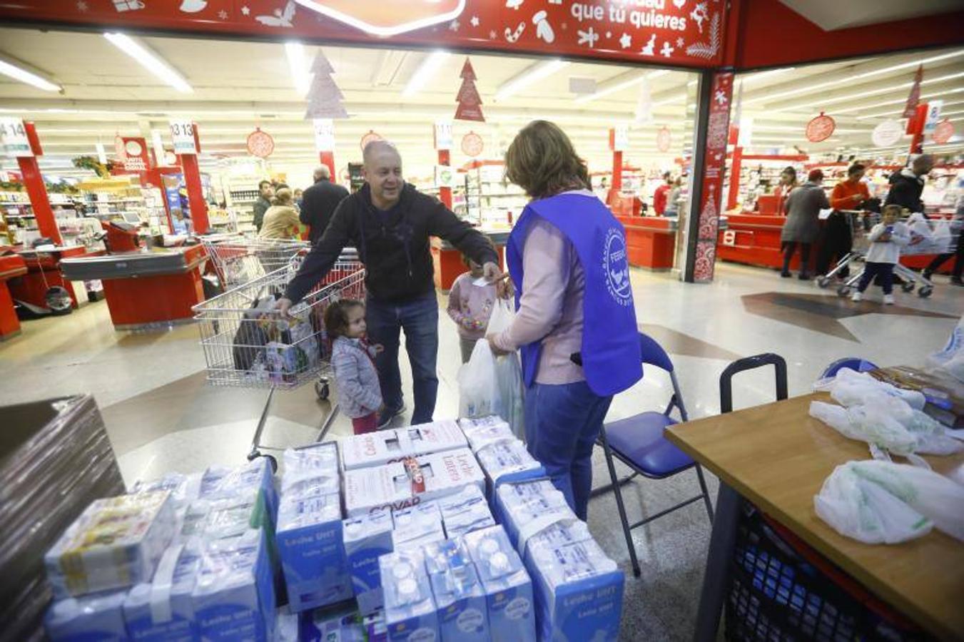 La campaña de recogida del Banco de Alimentos de Córdoba, en imágenes