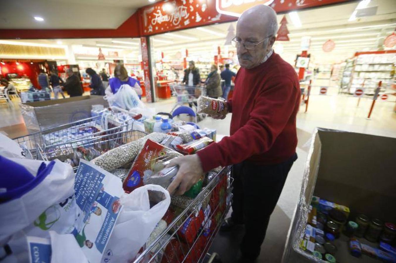 La campaña de recogida del Banco de Alimentos de Córdoba, en imágenes