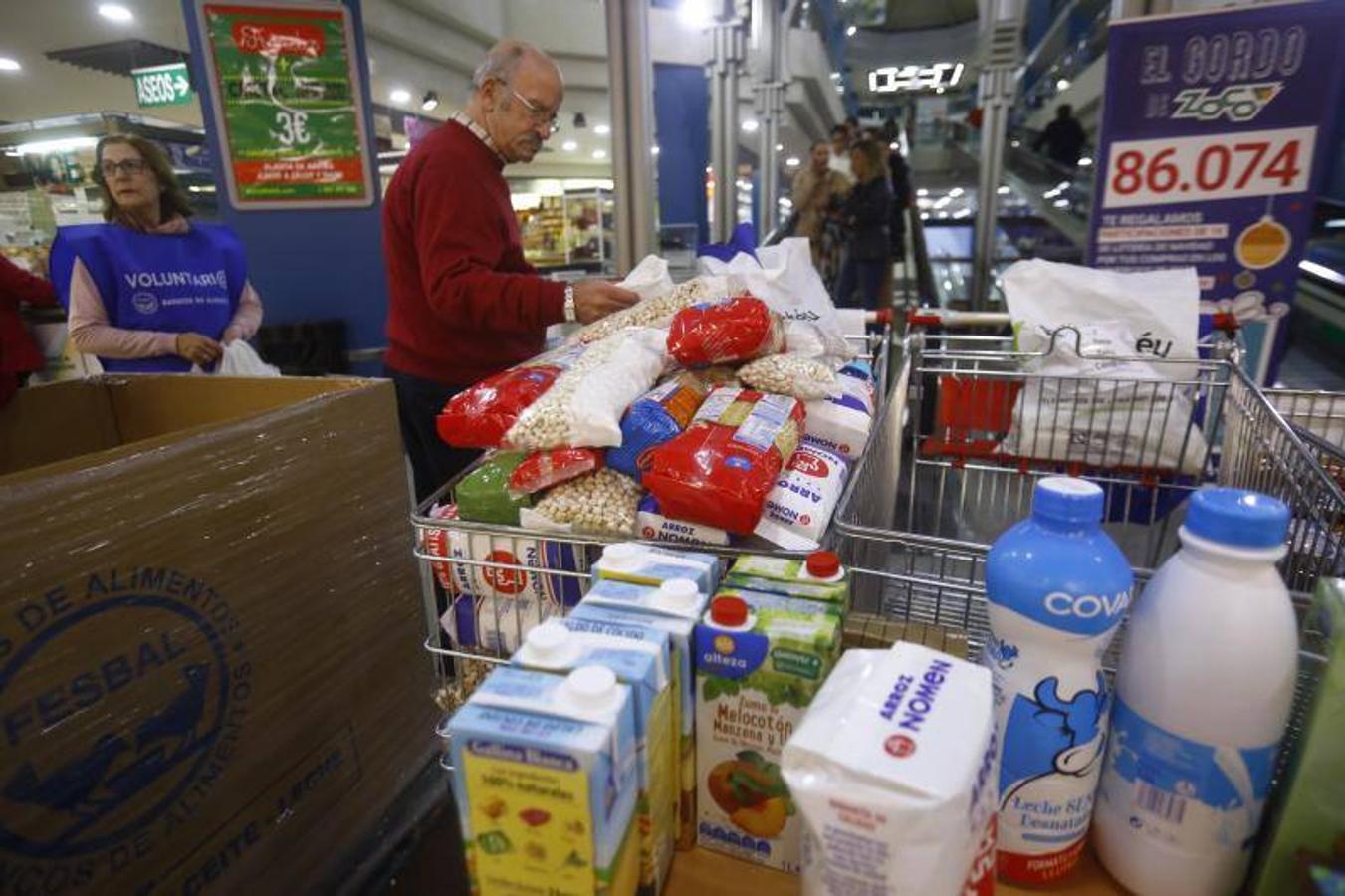 La campaña de recogida del Banco de Alimentos de Córdoba, en imágenes