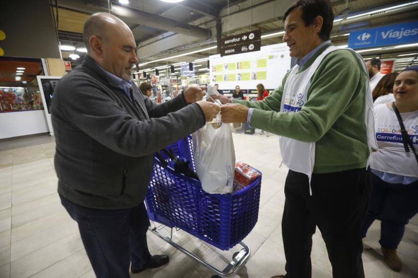 La campaña de recogida del Banco de Alimentos de Córdoba, en imágenes