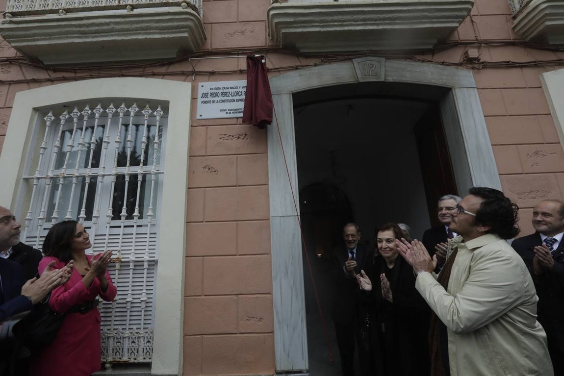 Descubren una placa en la casa natal de Pérez-Llorca