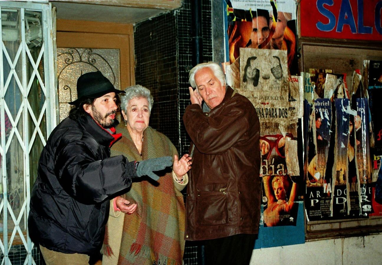 Asunción Balaguer, junto a Federico Luppi y el director argentino Enrique Gabriel durante el rodaje de «Las huellas borradas», en 1998.. 