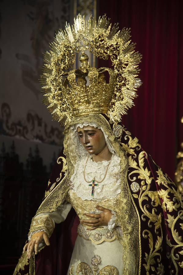 El besamanos de la Virgen de la Amargura