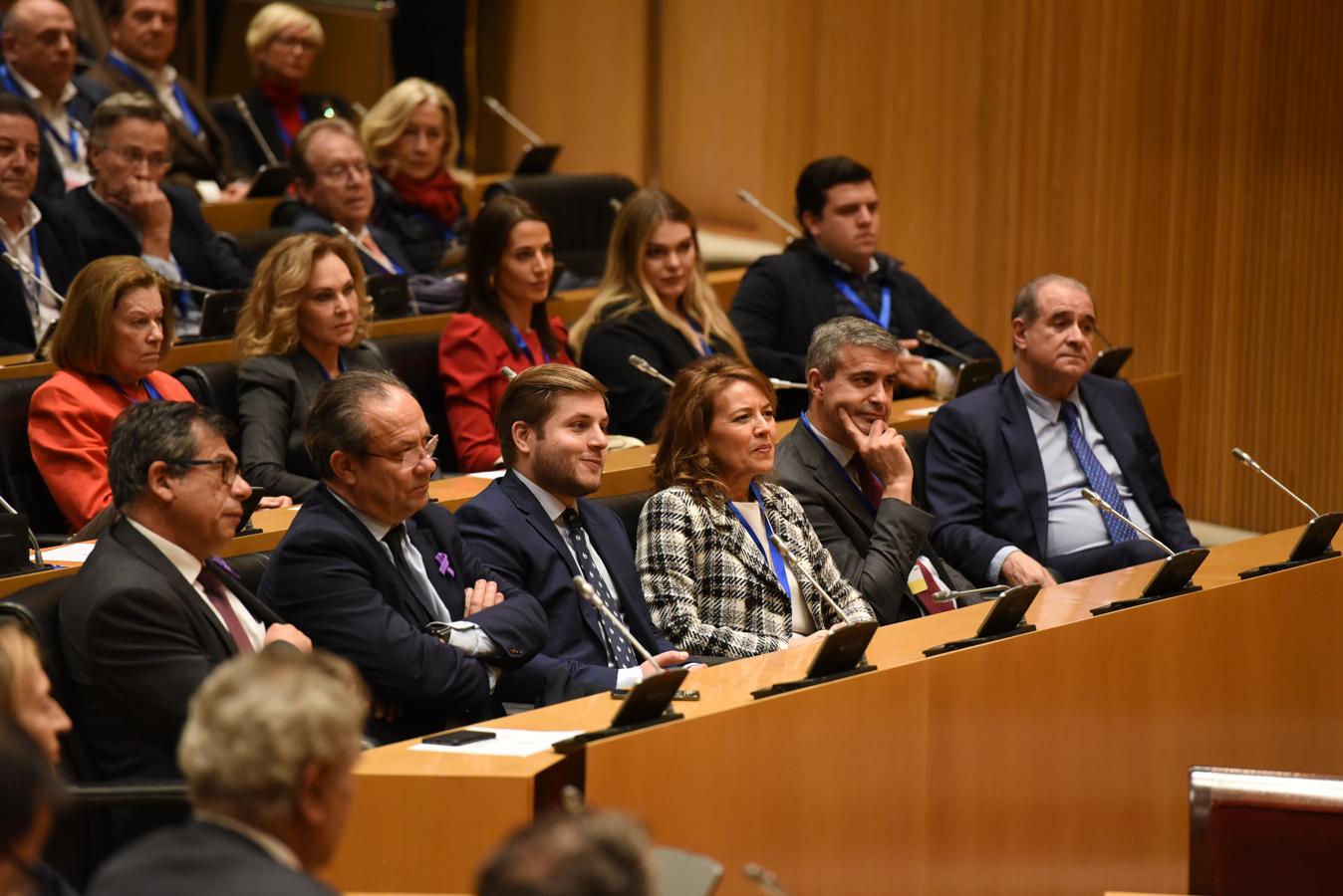 Consejeros del Gobierno de Castilla-La Mancha y detrás su exesposa Ana Rodríguez junto a sus hijas Ana y Sofía, y Natalia Figueroa. 