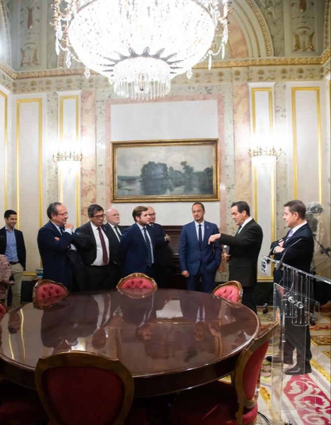 Bono, con los consejeros de Castilla-La Mancha durante un recorrido por el Congreso de los Diputados. 