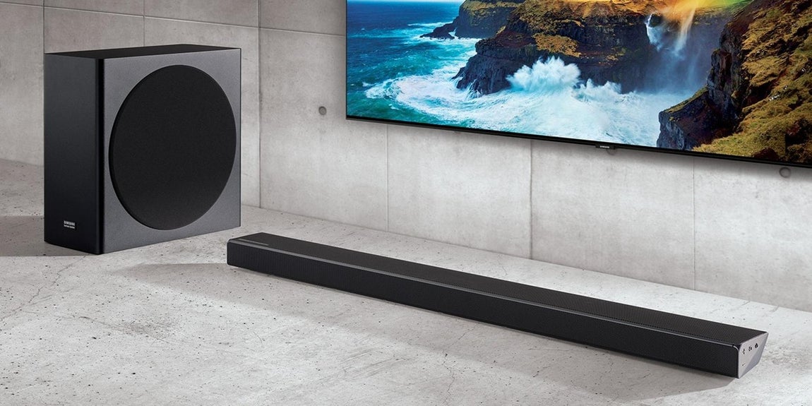 Barra de sonido Harman Kardon. Uno de los productos que Samsung pone a disposición del consumidor durante el Black Friday es este accesorio indispensable en la casa de todo "techie". Está dotada de sonido inmersivo con 7.1.4 canales reales. Ofrece una experiencia envolvente y cinemática. El sonido te envuelve gracias a altavoces superiores y laterales, con sonido ambiente de 7.1.4 canales. Reproducción de sonido basada en objeto como Dolby Atmos y DTS: X. Está rebajada a 949€ y ofrecen la posibilidad de financiarla por 39 euros al mes