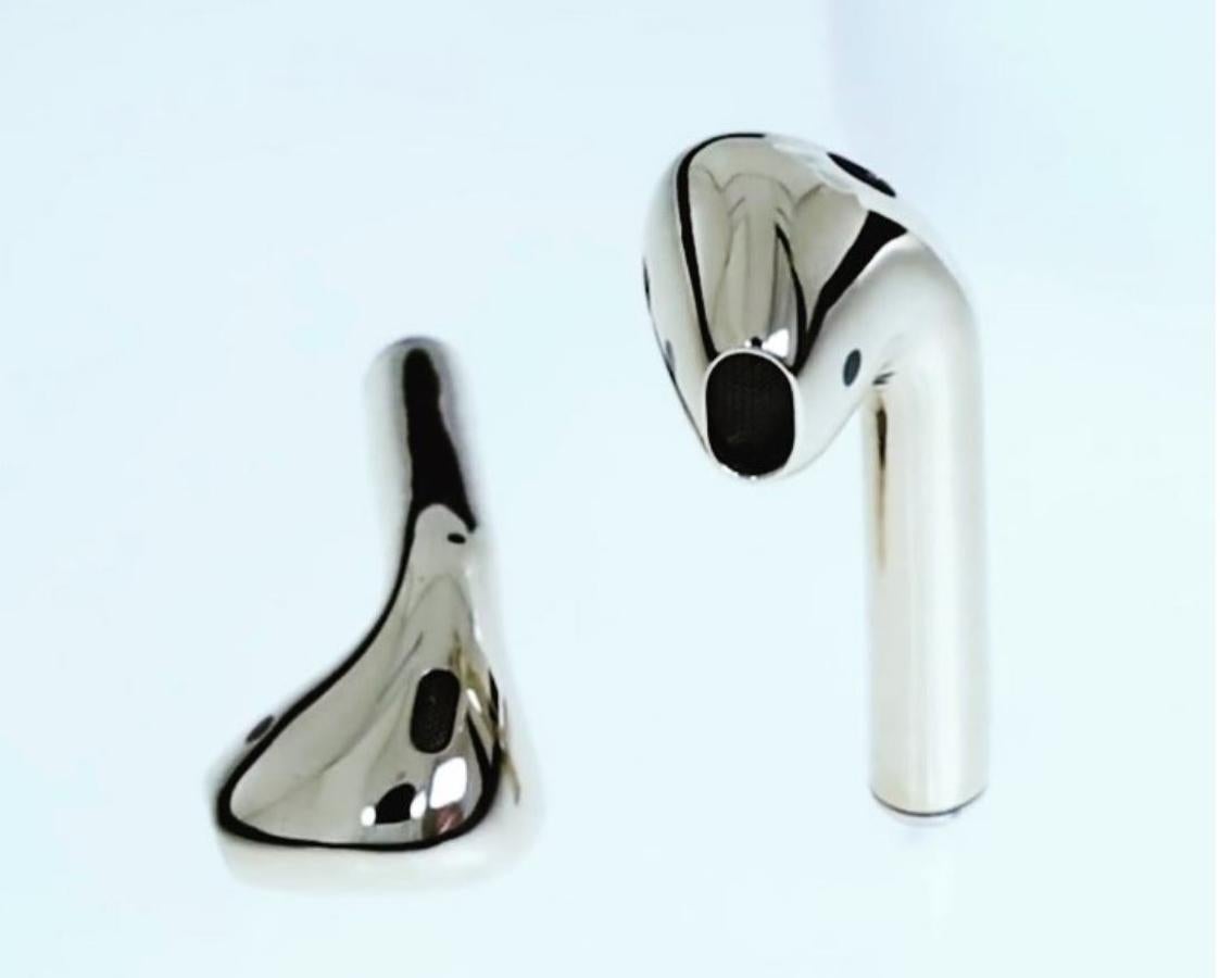 Airphones. La marca de la manzana, líder en tecnología y diseño, rebaja sus productos desde el viernes 29 hasta el lunes 2 de diciembre. iPhone, iPad, Apple Watch, ordenadores Mac y diferentes accesorios se pondrán a la venta por un precio mucho más bajo. En el caso de los Airphones. Las rebajas también se aplican a sui plataforma virtual y, además, por la compra de un producto en promoción obsequiiarán a sus clientes con una tarjeta de promoción de hasta 200 € durante sus cuatro días de celebración