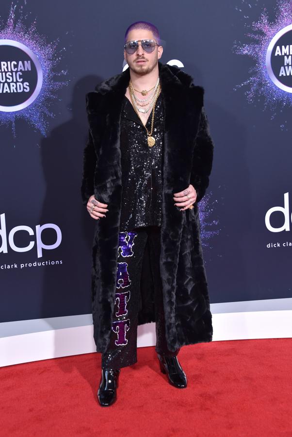 No hay palabras para describir el estilismo de la imagen: cadenas de oro, abrigo de pelo, botas de charol y lentejuelas. Lo tiene todo. 