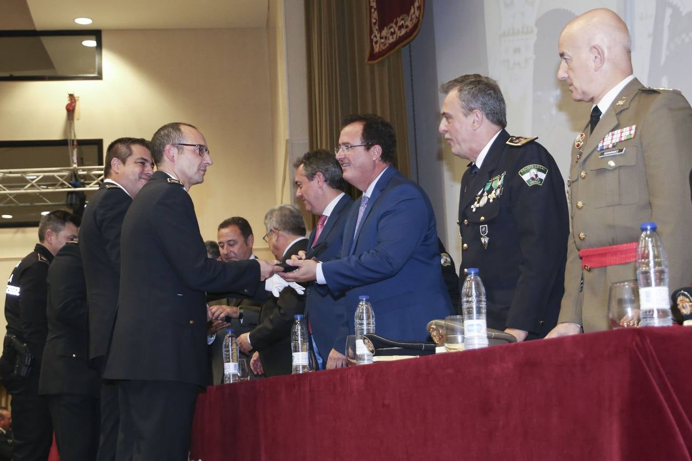 Entrega de medallas en la celebración de la festividad de la Polícia Local