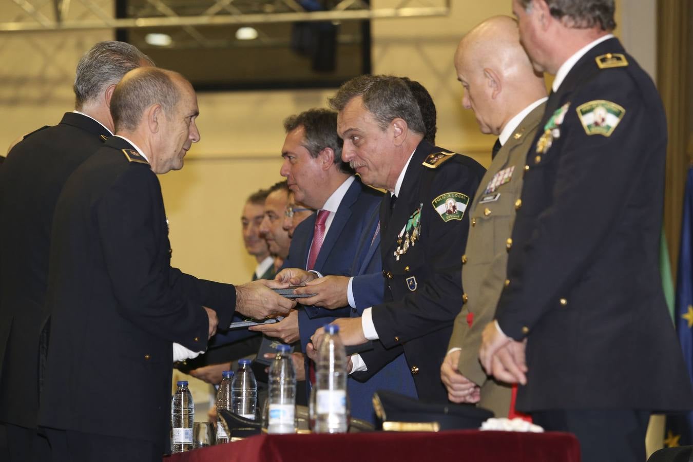 Entrega de medallas en la celebración de la festividad de la Polícia Local