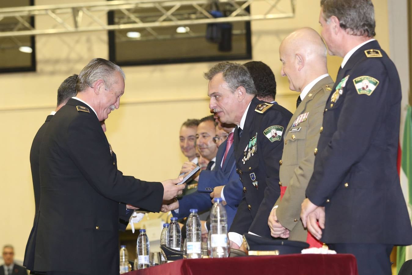 Entrega de medallas en la celebración de la festividad de la Polícia Local